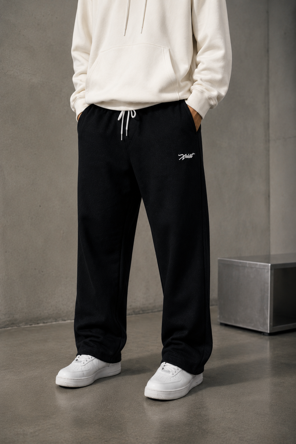 ESSENTIAL BLACK SWEATPANTS