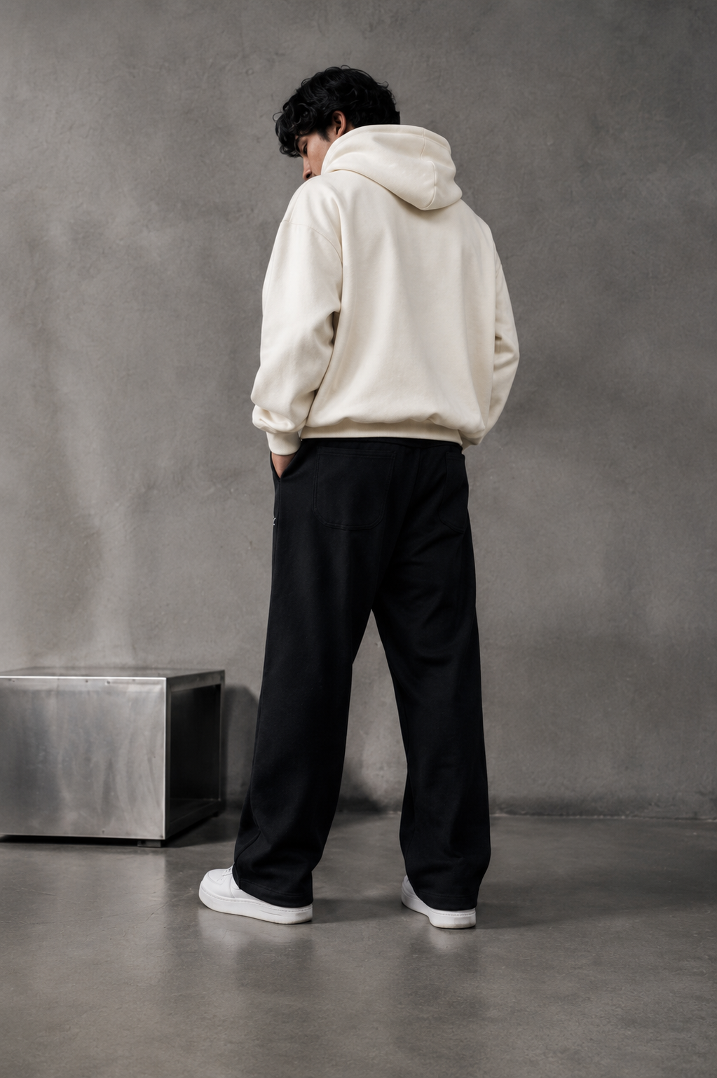 ESSENTIAL BLACK SWEATPANTS