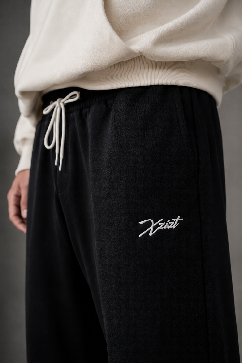 ESSENTIAL BLACK SWEATPANTS