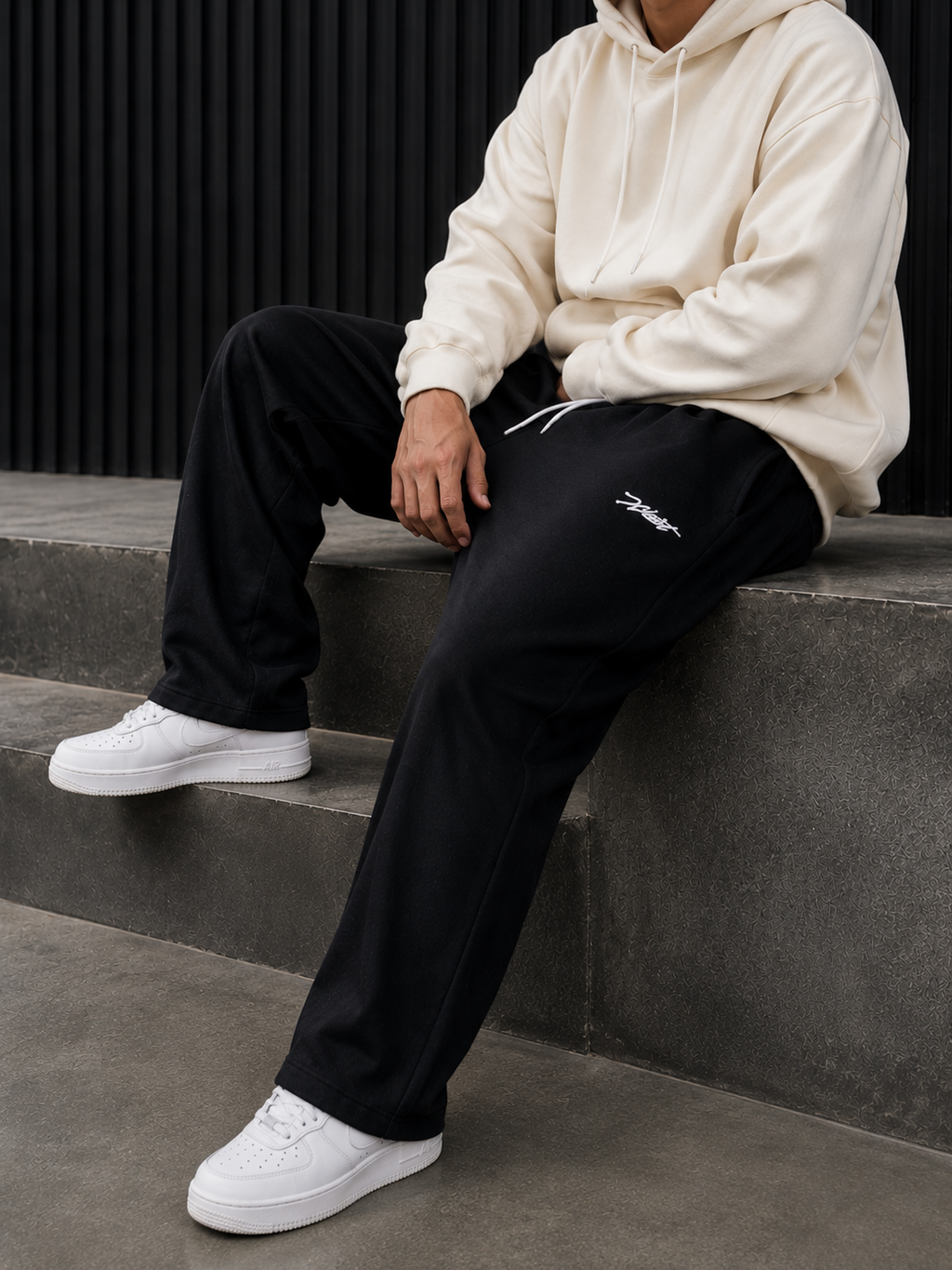 ESSENTIAL BLACK SWEATPANTS