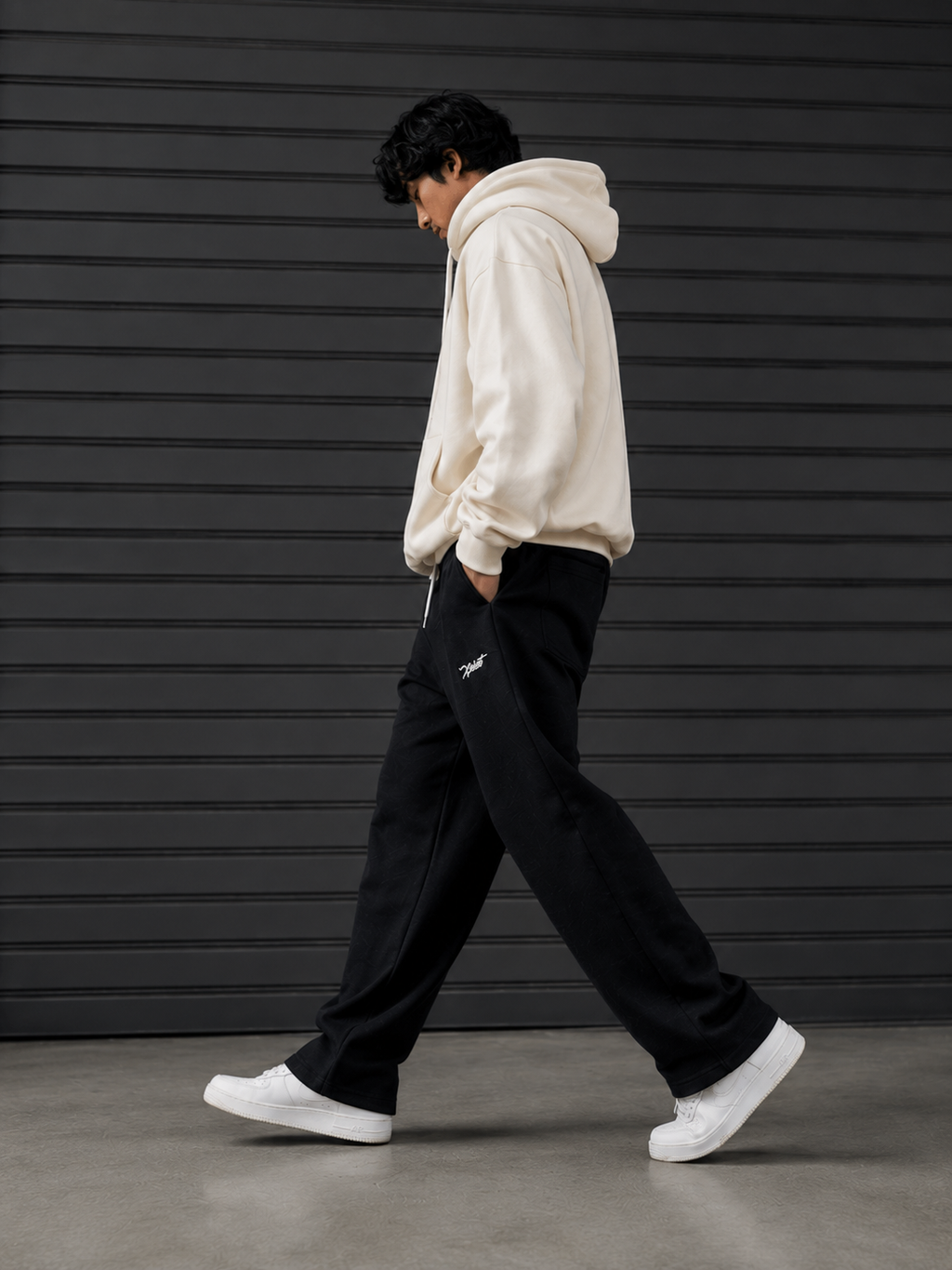 ESSENTIAL BLACK SWEATPANTS
