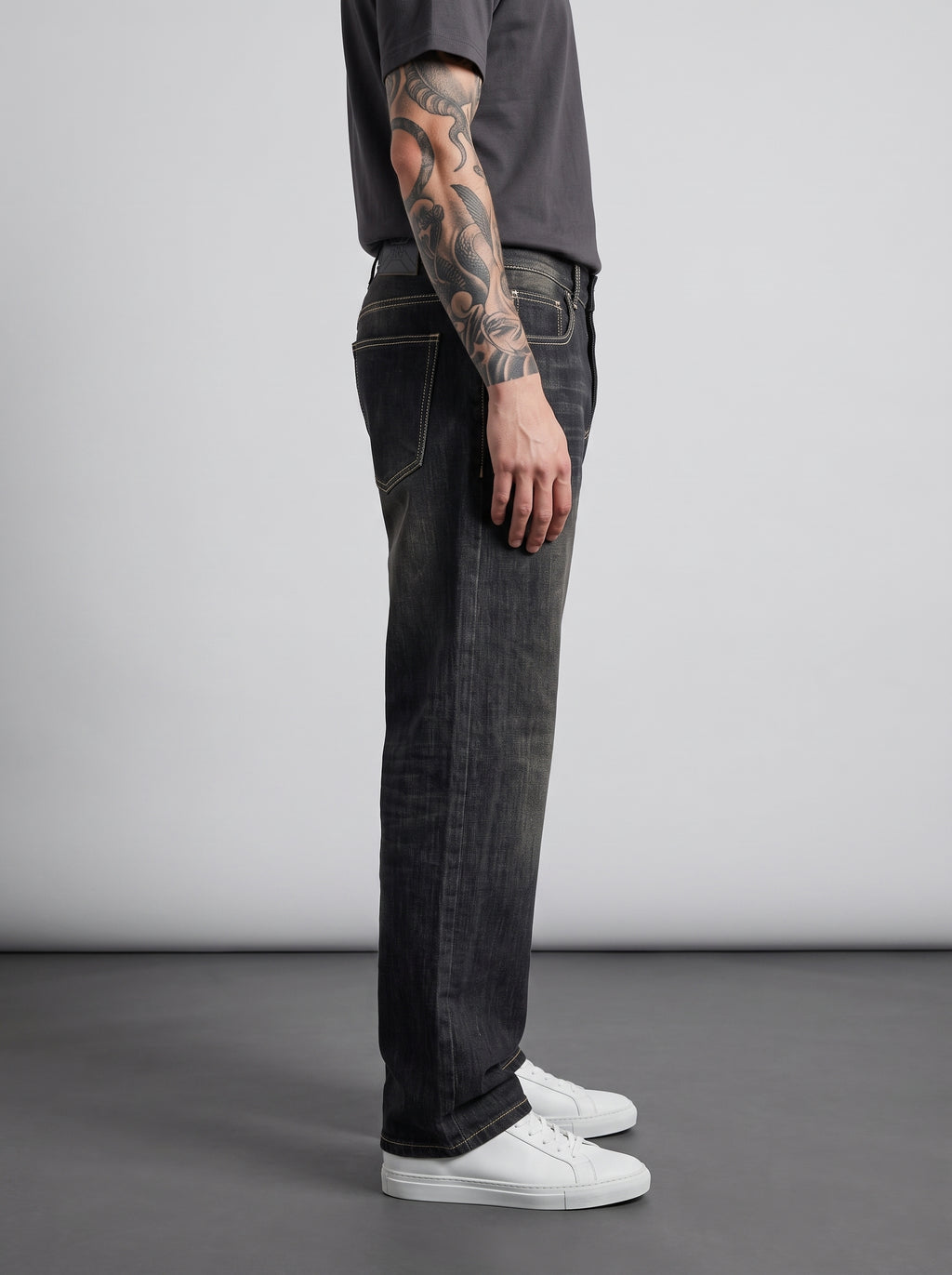 ONYX FADE RELAXED STRAIGHT JEANS