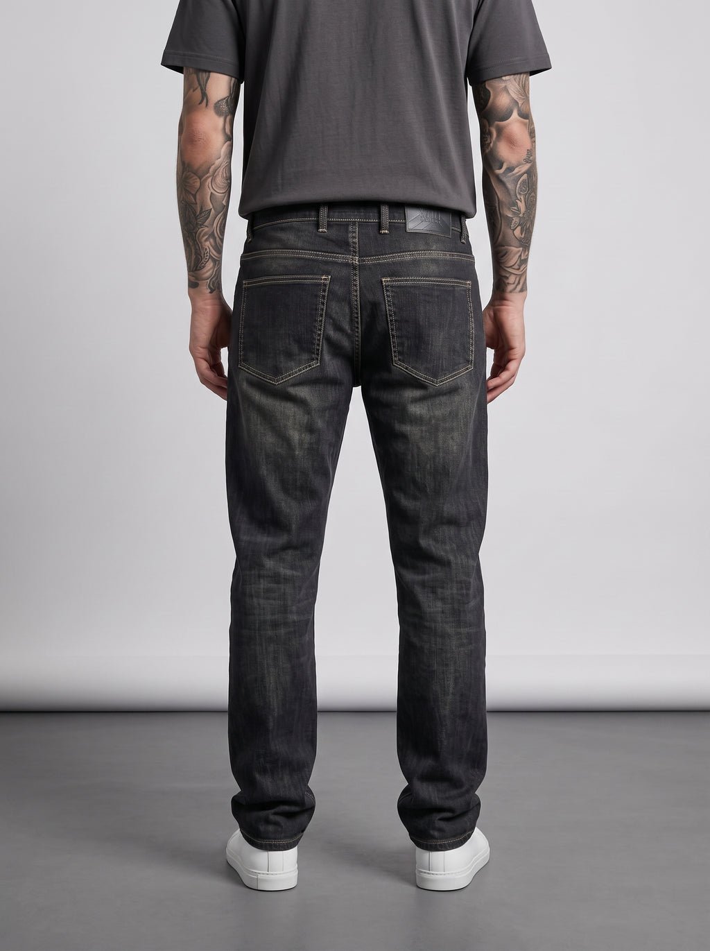 ONYX FADE RELAXED STRAIGHT JEANS