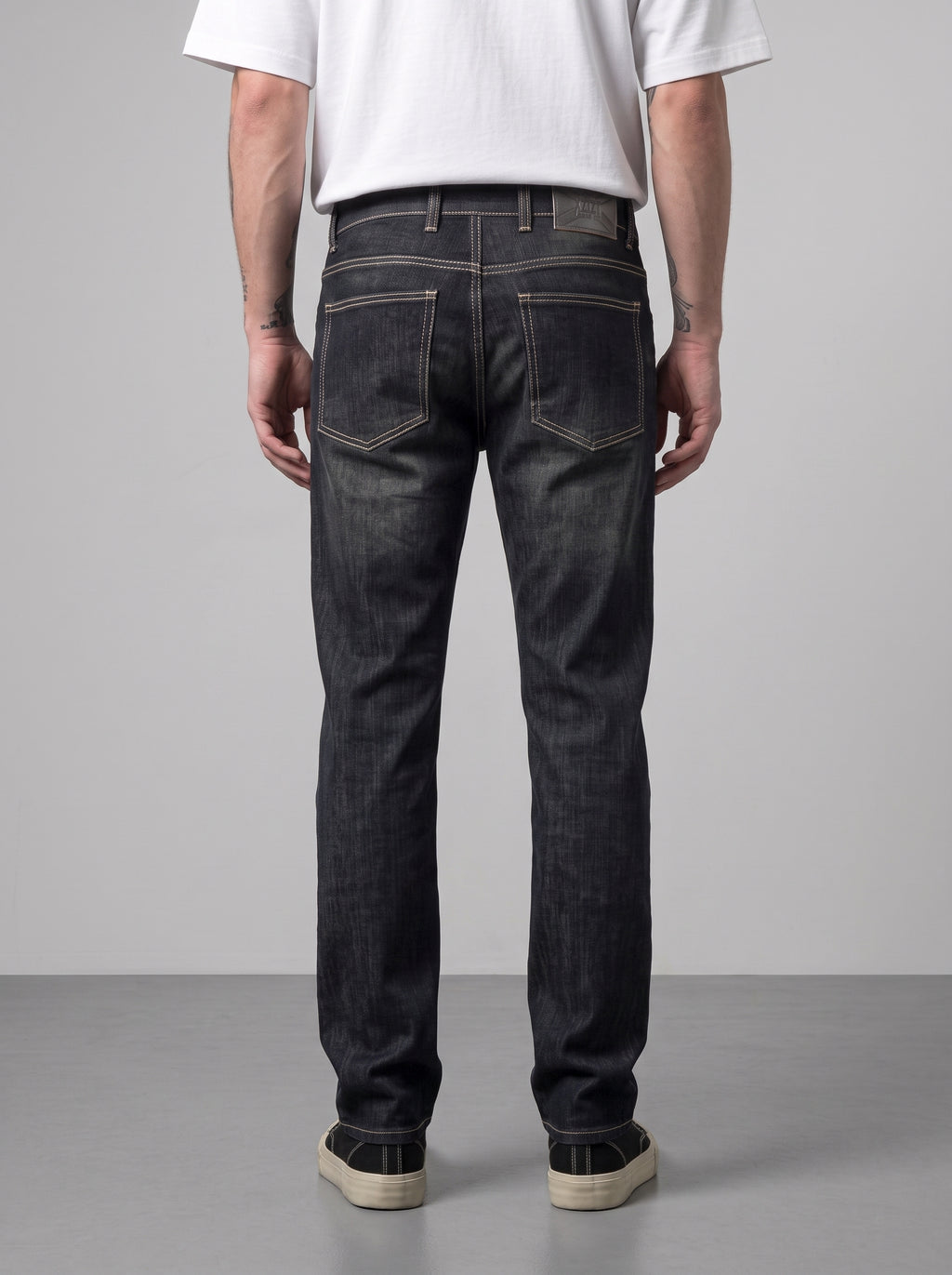 CARBON FADE RELAXED STRAIGHT JEANS