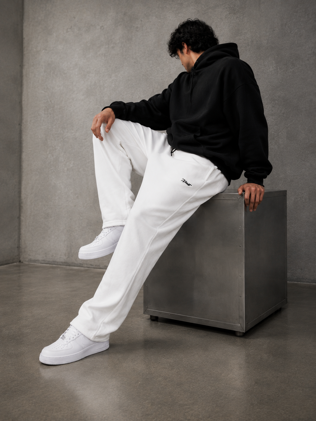 ESSENTIAL WHITE SWEATPANTS